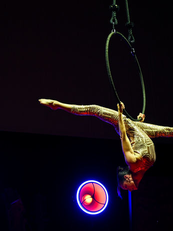 Marion Laure, danseuse, lors de l'intermède de danse aérienne 