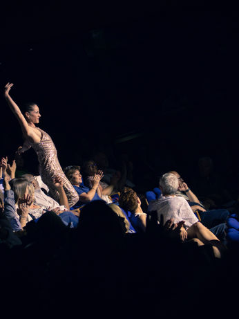 Marion Laure, lors de l'intermède de danse aérienne