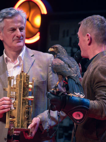 Trophée coup de cœur du jury remis à la Fauconnerie Team par Pierre Fanneau, président directeur général Le Bien Public